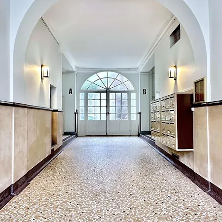 1612 B - In Pigalle Parijs